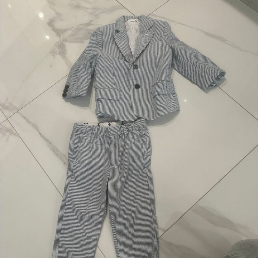 EGG New York toddler linen suit set. Blazer size 2 and pants size 18 months.